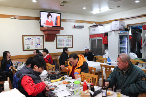 4.拿着鱼去餐馆
在这里找家餐馆,或问问卖鱼的老板是否有熟识的店(可以请他们带您去)。
