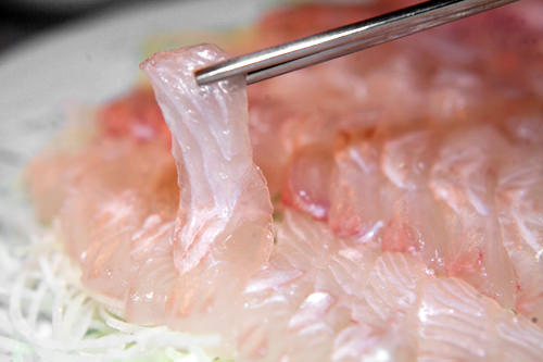 新鲜生鱼片蘸酱油或芥末