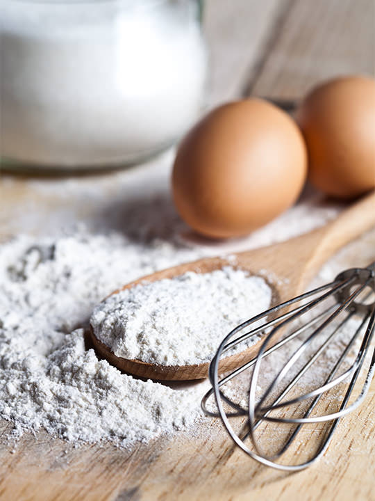 用来做核桃果子外衣的鲜香鸡蛋和精致面粉