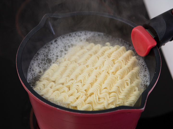 2.加入面饼(面饼不要掰开)。