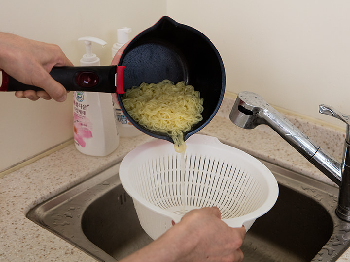 3.煮约3分钟后将水倒掉。可根据个人口味调节煮面的时间。如果喜欢劲道的口感,务必不要煮太长时间。