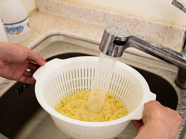 4.用凉水冲洗,将面身的劲道和水分保存完好。