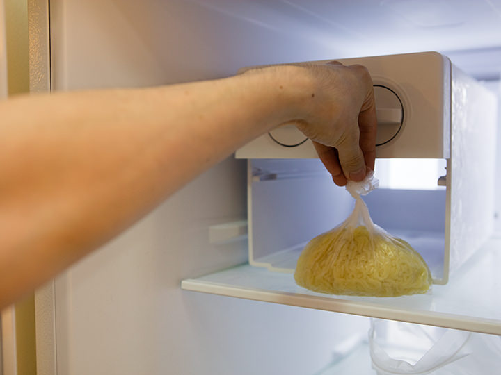 5. 将面装入保鲜袋,放置冷冻柜中冷冻约5分钟。