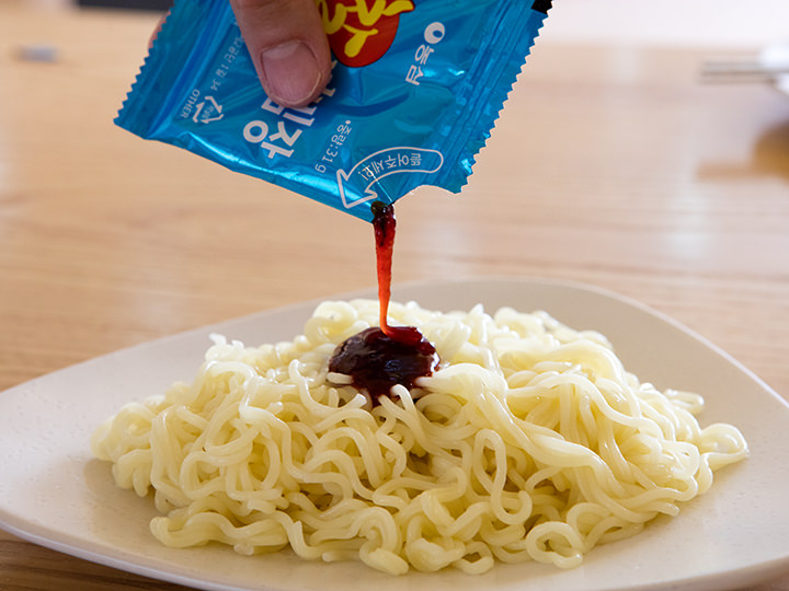 6.冷冻后将面装入盘中,撒上调料酱。