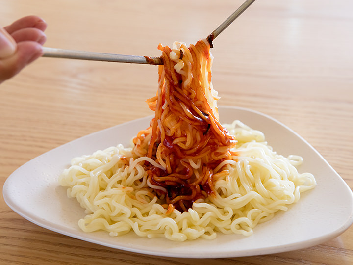 7.用筷子将面跟调料酱搅拌均匀。