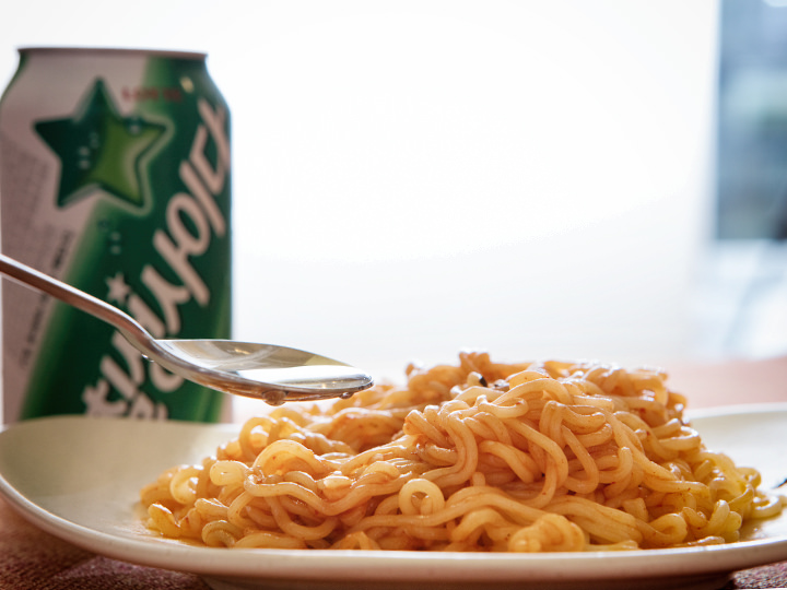 【用汽水增加甜味和清爽感】
方便拌面大多口味会偏重偏辣。不太能吃辣的朋友可以在方便拌面中加入一勺雪碧,既增加了甜味,又中和了辣味。