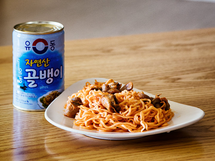 【加入海螺罐头的海螺方便拌面】
富有嚼劲的海螺罐头。一颗颗来自深海的味道,配着方便拌面吃味绝配。海螺罐头在韩国各大超市和便利店均有售。