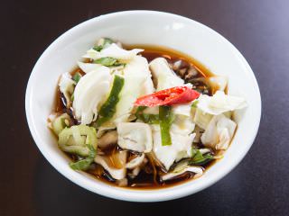 “查亚酱”内含辣椒、卷心菜、蒜、葱等蔬菜，又辣又香又健康