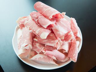 冰冻的切得薄薄的肥牛 ※照片为2人份