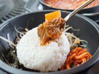 将饭放到碗里，添上肥牛、泡菜