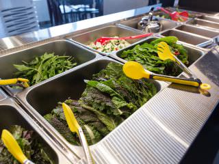 在自助吧享受蔬菜