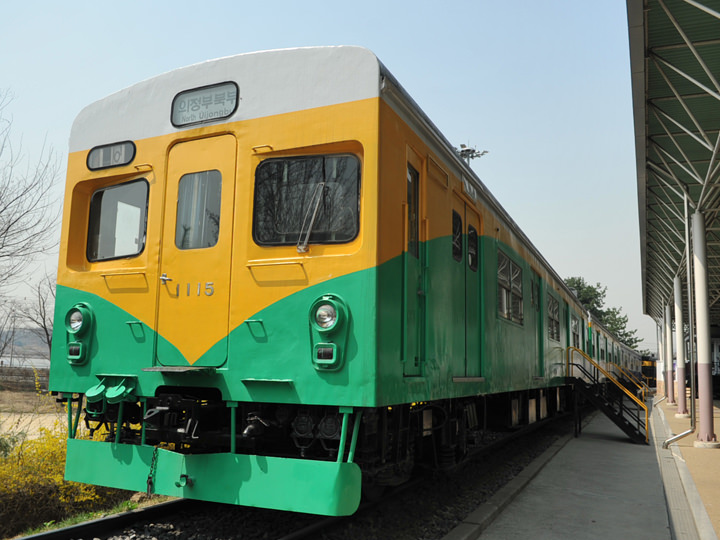 沉稳的绿皮火车