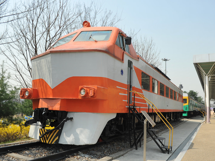 庄严的橙色火车