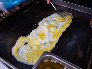 接受客人订单后,立刻煎出鸡蛋卷