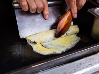 一点一点精心煎出嫩滑的鸡蛋