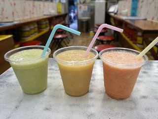 各种果汁(从左至右猕猴桃香蕉、桃子、西红柿)