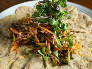 肉煎饼和凉拌菜一起吃，味道更好