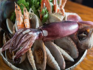 人气海鲜料理：蒸蛤蜊(有整只鱿鱼在里面)