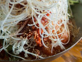 水拌生鱼片里有辣椒酱