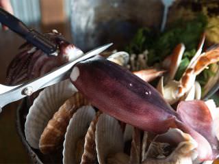 为方便食用，职员会把鱿鱼剪开