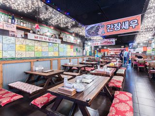 店铺墙壁上贴满了名人的亲笔签名