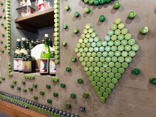 本店墙壁用烧酒瓶盖装饰