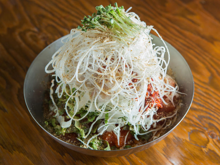 内含满满蔬菜的水拌生鱼片