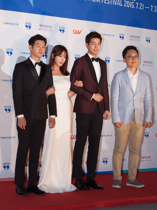 姜艺媛(左二)、李尚允(左三)