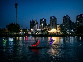 乐天世界的娱乐设施“月亮船”漂浮在“石村湖”上的夜景