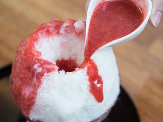 酱草莓酱倒入刨冰中，让我们尝试做“草莓刨冰”吧