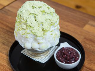 洒有满满豆粉的刨冰和红豆