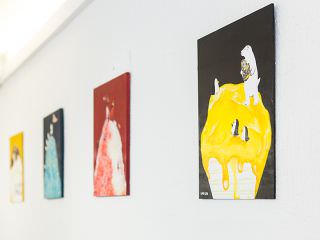 本店墙壁上挂着关于本店菜品的画片