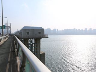 推荐站在大桥上眺望汉江美景