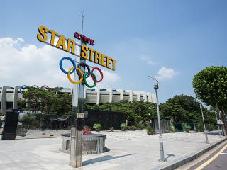 沿着“奥运会主竞技场”前人行道设立的STAR STREET