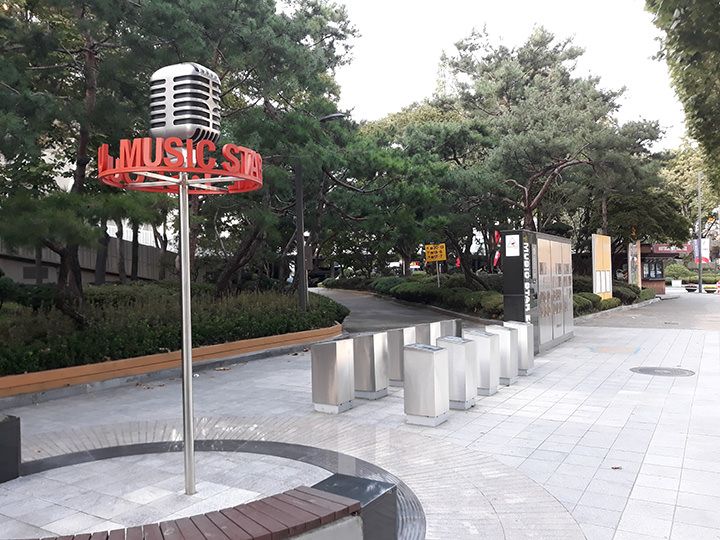 蚕室综合运动场内可以看到在这里举办过演唱会的韩流明星们的手印