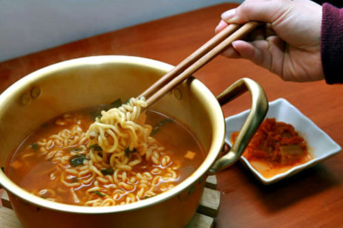 小编A(小浣熊)
超喜欢小浣熊的!加入香油、奶酪、蛋、海带、年糕会变得更好吃。汤头里的海带通常不吃。