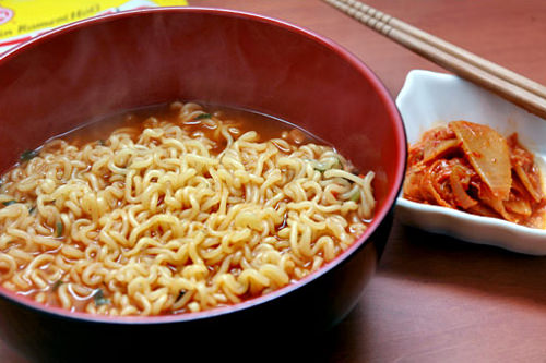 小编B(真拉面)
能简易又方便地吃,加入蛋和蔬菜一起吃更棒。