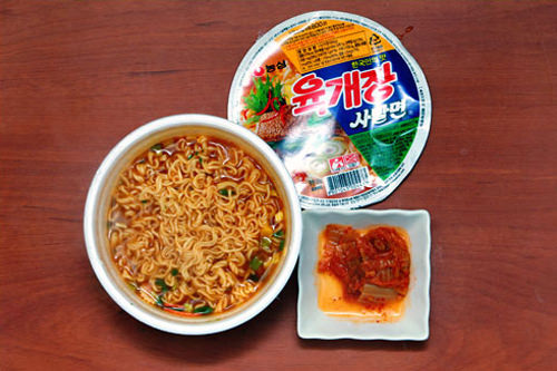 小编C(辣牛肉汤碗面)
有大碗面和普通碗面的区别。普通碗面比较好吃。就算是每天自己煮饭的人也会想要2周吃一次。