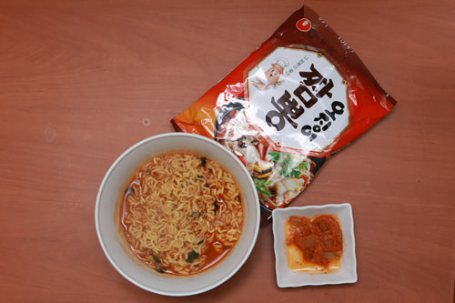 小编D(鱿鱼海鲜汤面)
可以加入超市买的冷冻饺子或蛋一起吃。家里一定会有鱿鱼海鲜汤面的存货。