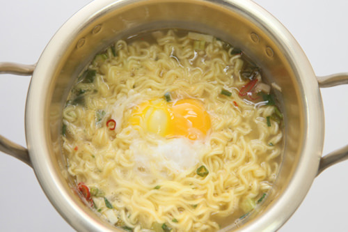 葱和辣椒加入鸡汤基底的白汤头