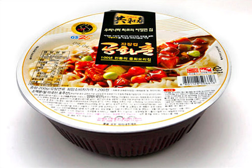 “共和春”(GS25)
1,200 韩元,580kcal
韩国炸酱面店元组共和春所出的泡面。