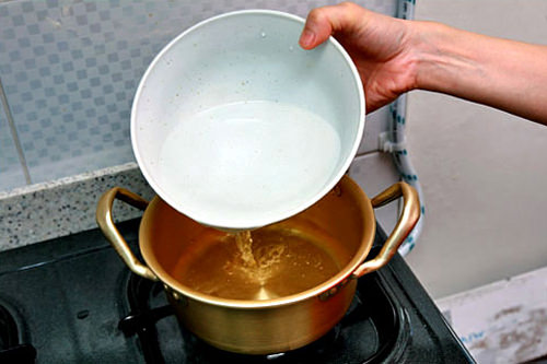 1. 将计量好的水倒入锅里,并将水煮滚。