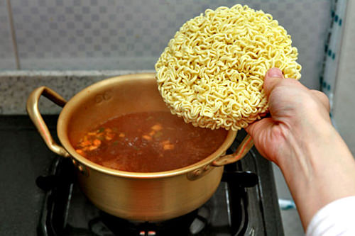 3. 将整个面下锅,切记不要同时放2个以上的泡面。