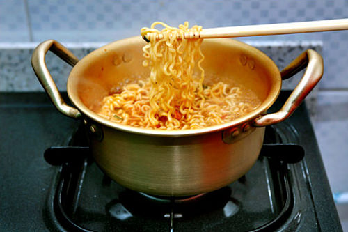 4. 面煮熟松开后,用筷子来回搅拌个2~3次。