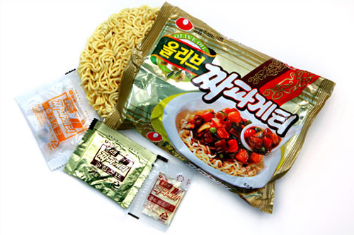 1. 内容物(左起) 面、调味包、酱料包、橄榄油