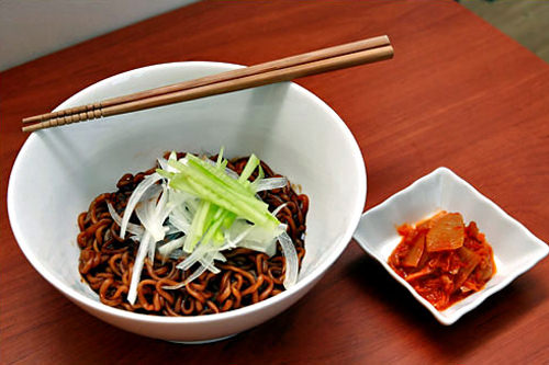 4. 依照喜好可放入洋葱或黄瓜点缀,即完成。(食用前需将面拌匀)