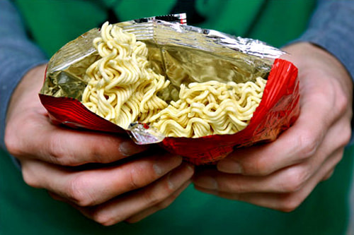 1. 先从包装中取出酱料包,在将包装内的面体剥块。