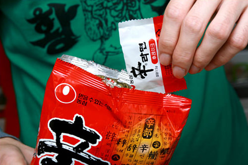 2. 倒入酱料包。