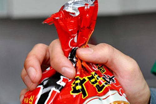 3. 将包装封口,轻轻地摇晃让面和酱料混合。