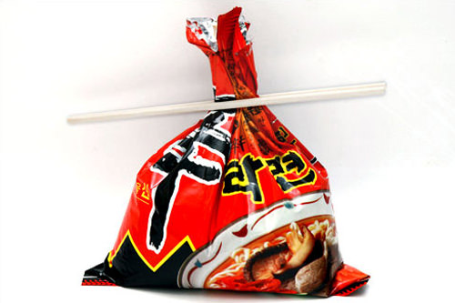 5. 用方便筷固定封口,静置。